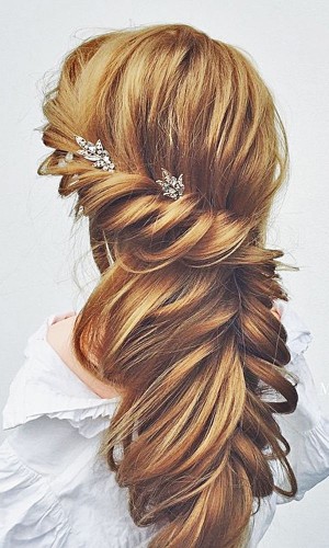 most_romantic_bridal_hairstyles_-_ulyana.aster_via_instagram_4-300x500